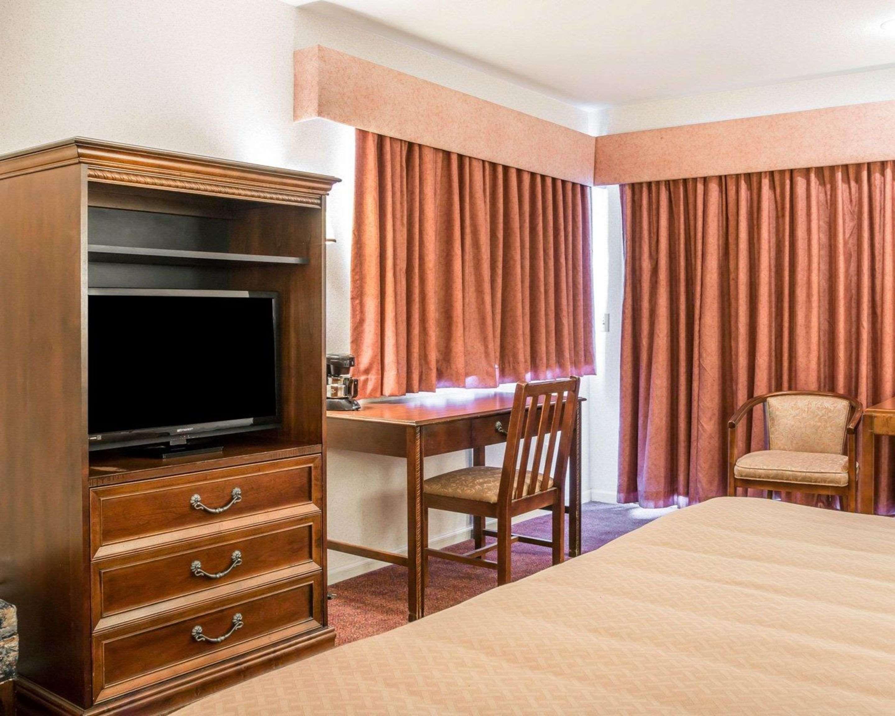 Quality Inn & Suites Mackinaw City Beachfront Exterior foto