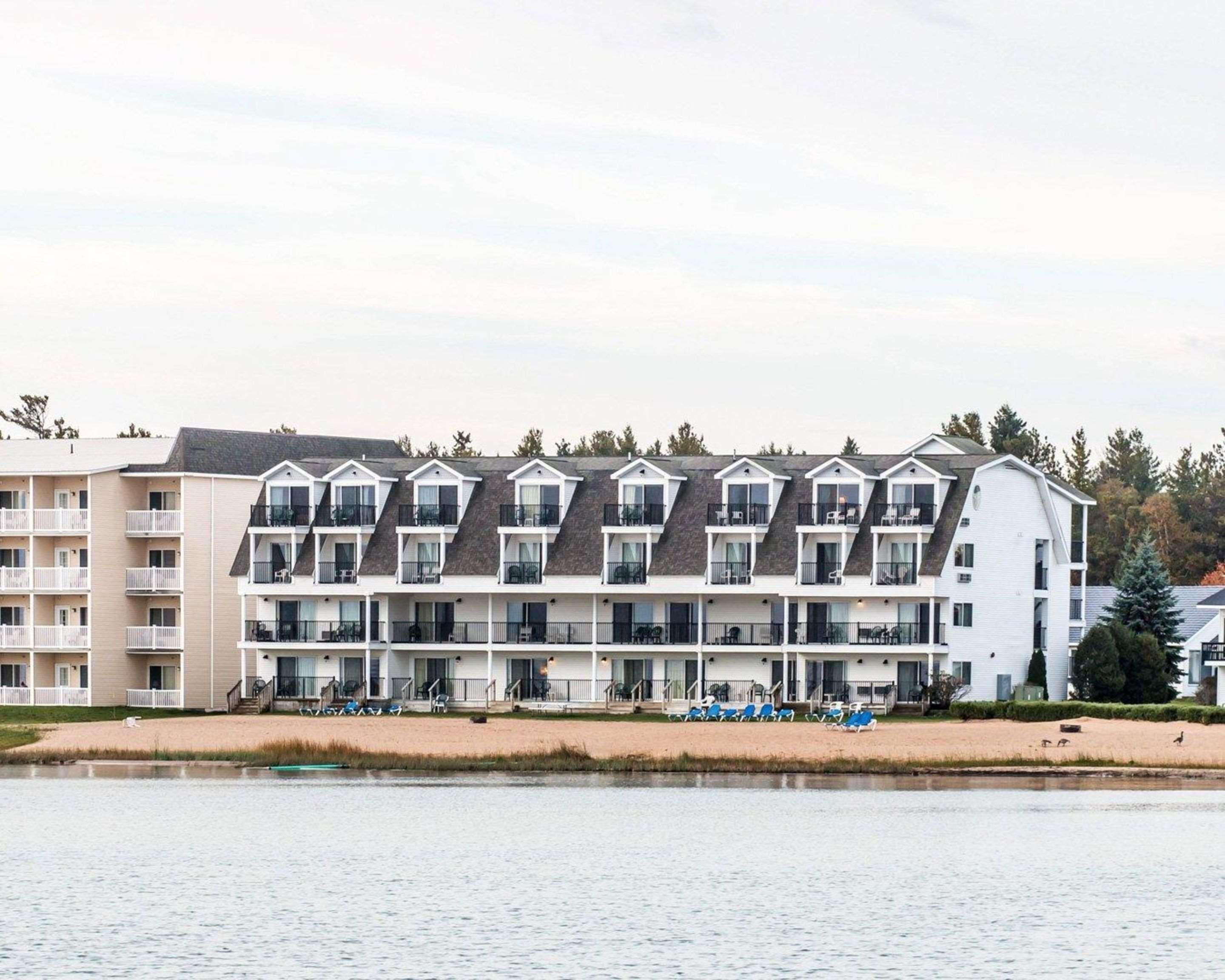 Quality Inn & Suites Mackinaw City Beachfront Exterior foto
