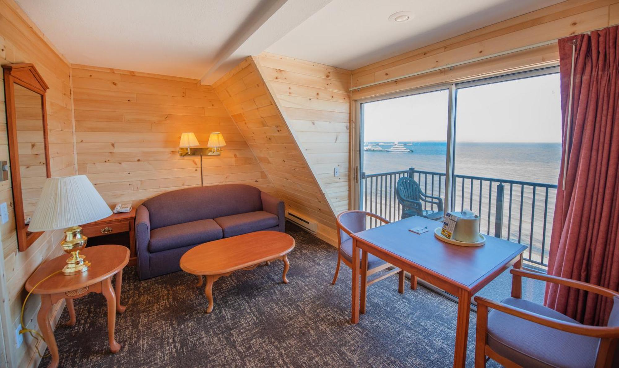 Quality Inn & Suites Mackinaw City Beachfront Exterior foto