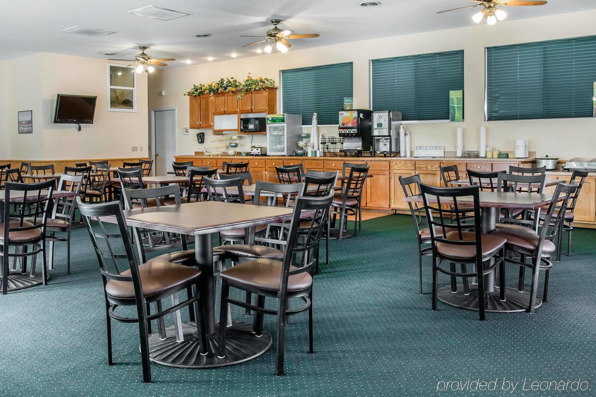 Quality Inn & Suites Mackinaw City Beachfront Exterior foto