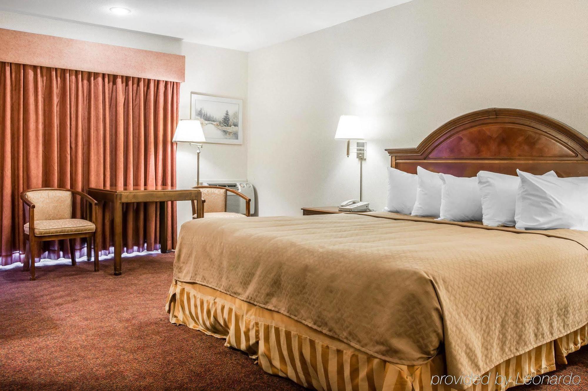 Quality Inn & Suites Mackinaw City Beachfront Exterior foto