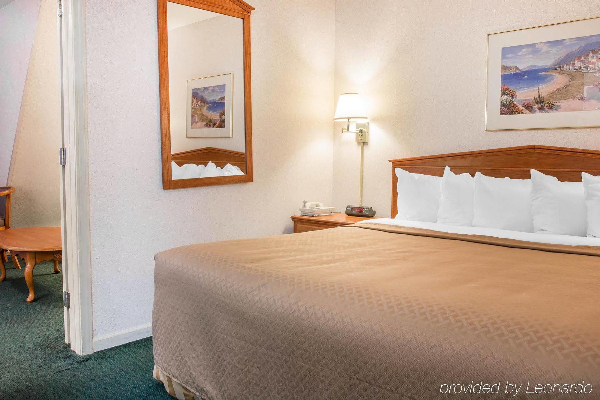Quality Inn & Suites Mackinaw City Beachfront Exterior foto